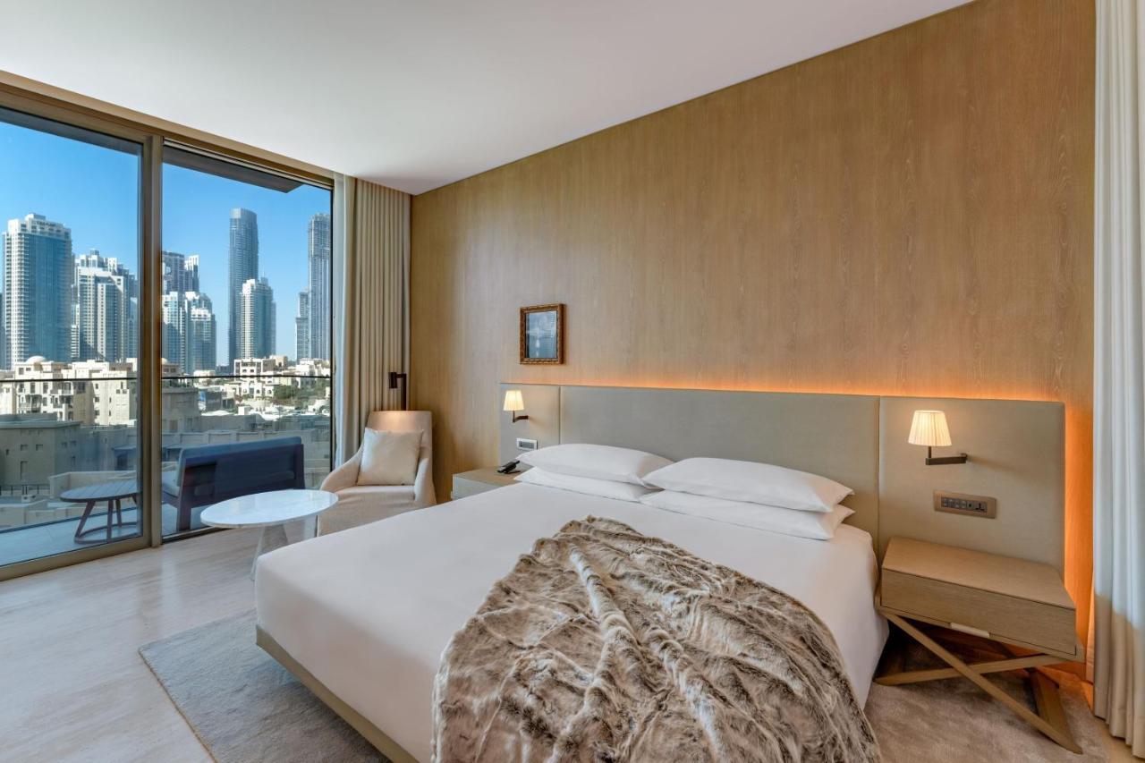 The Dubai Edition Exteriör bild A bedroom at the hotel