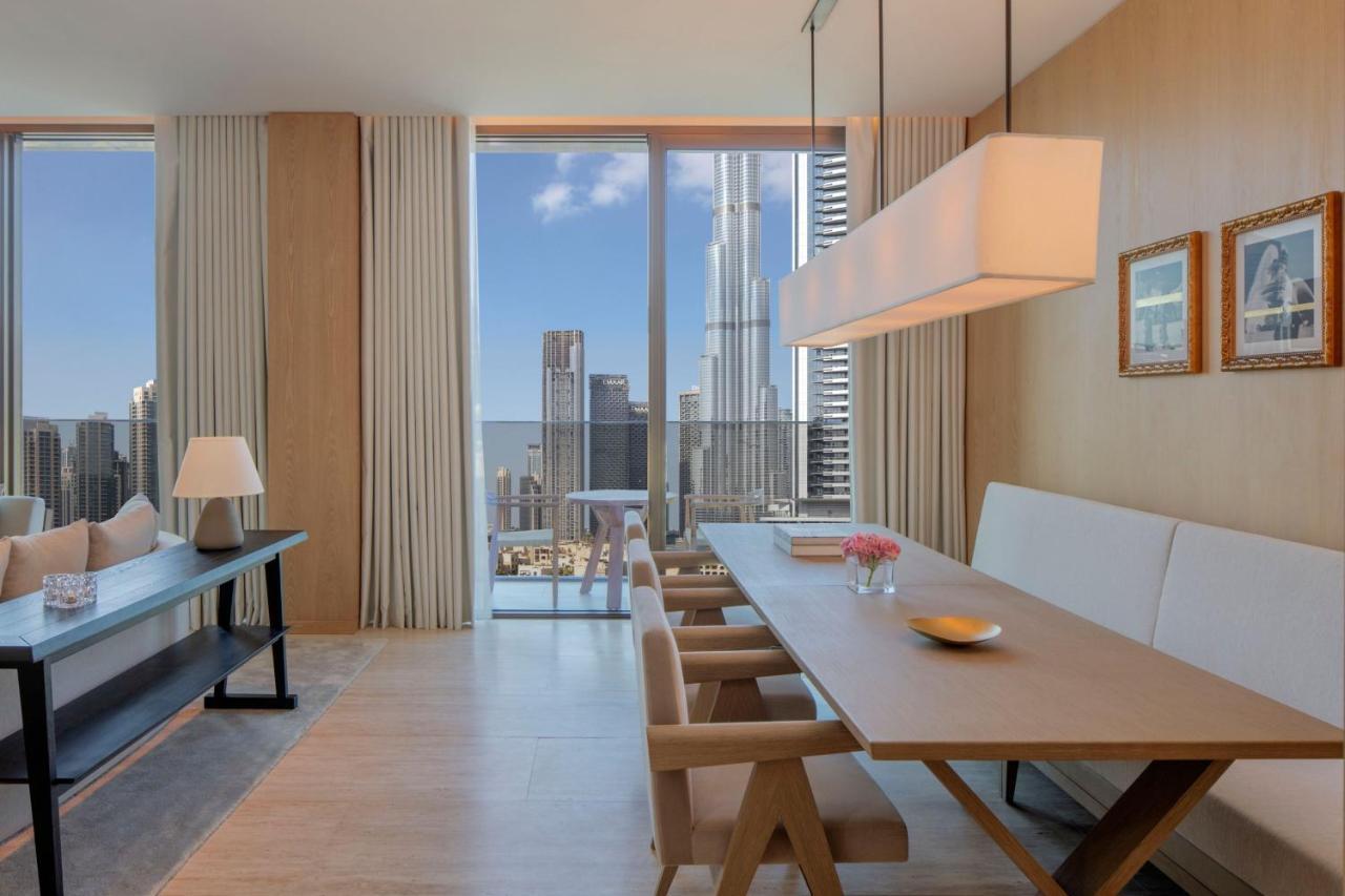 The Dubai Edition Exteriör bild A dining room at The Ritz-Carlton, Downtown, Dubai