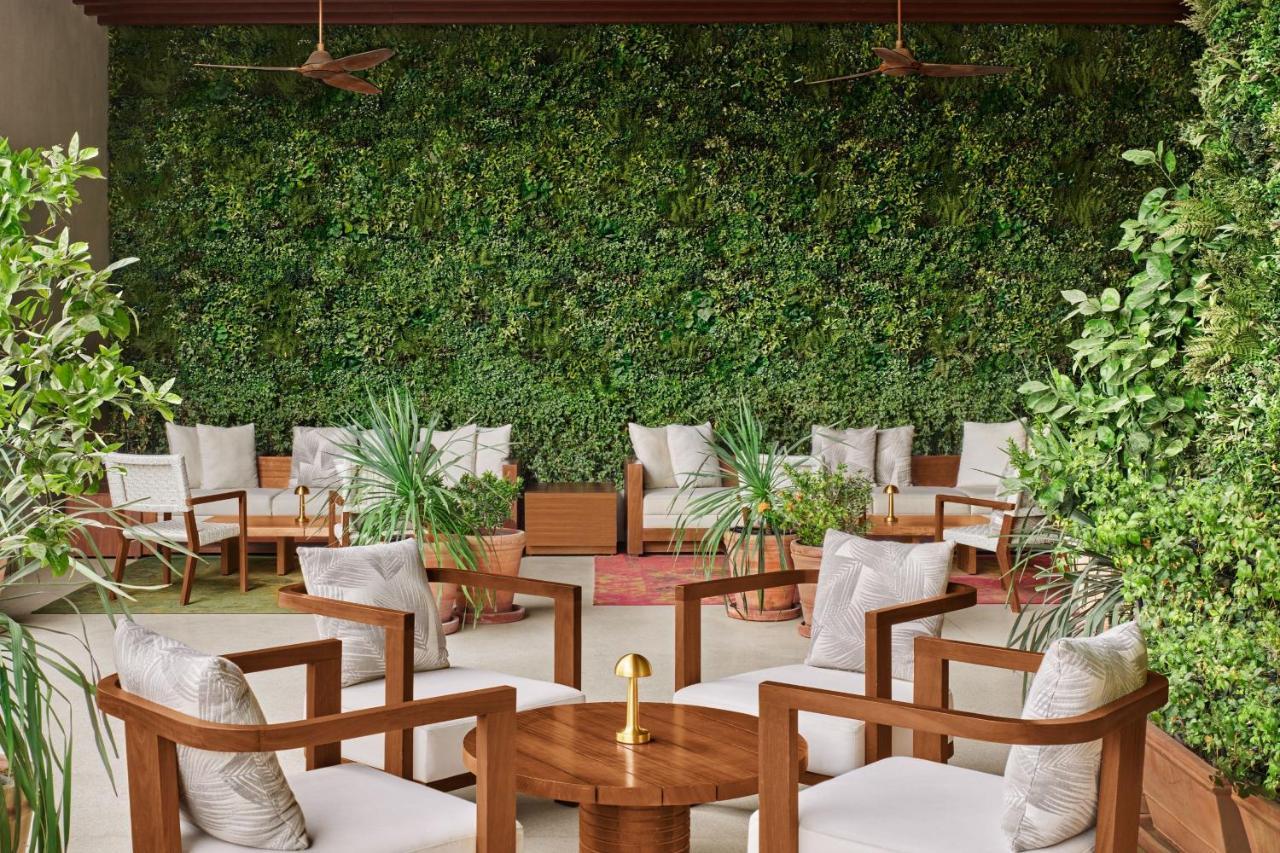 The Dubai Edition Exteriör bild A green wall in a restaurant