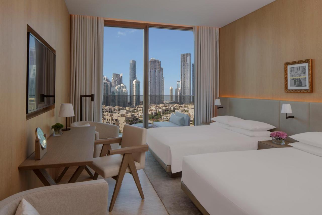 The Dubai Edition Exteriör bild A guest room at the hotel