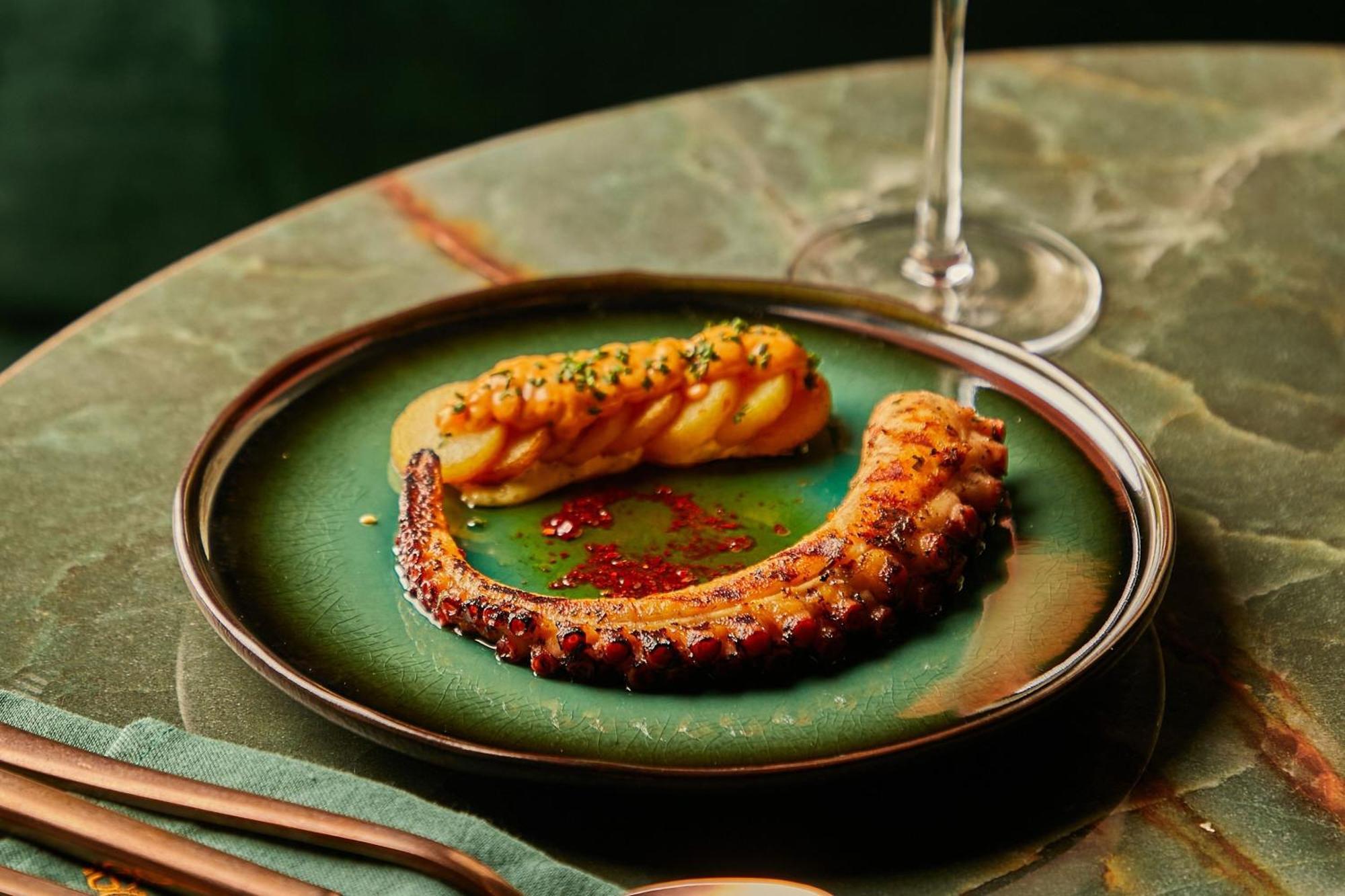 The Dubai Edition Exteriör bild Octopus prepared in the Portuguese style