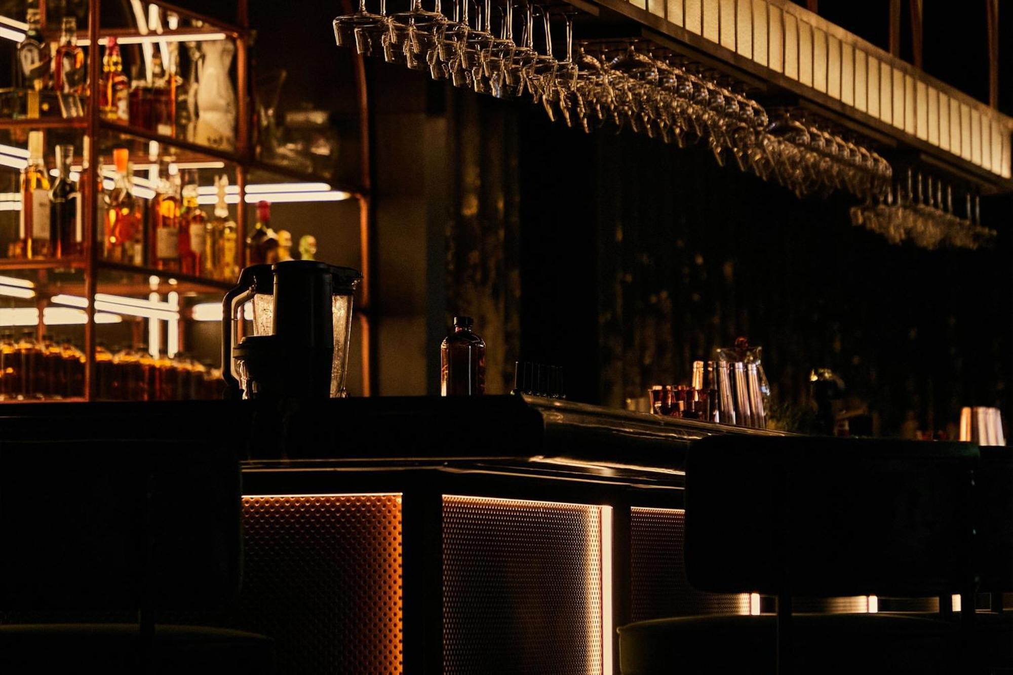 The Dubai Edition Exteriör bild The bar at the London Edition