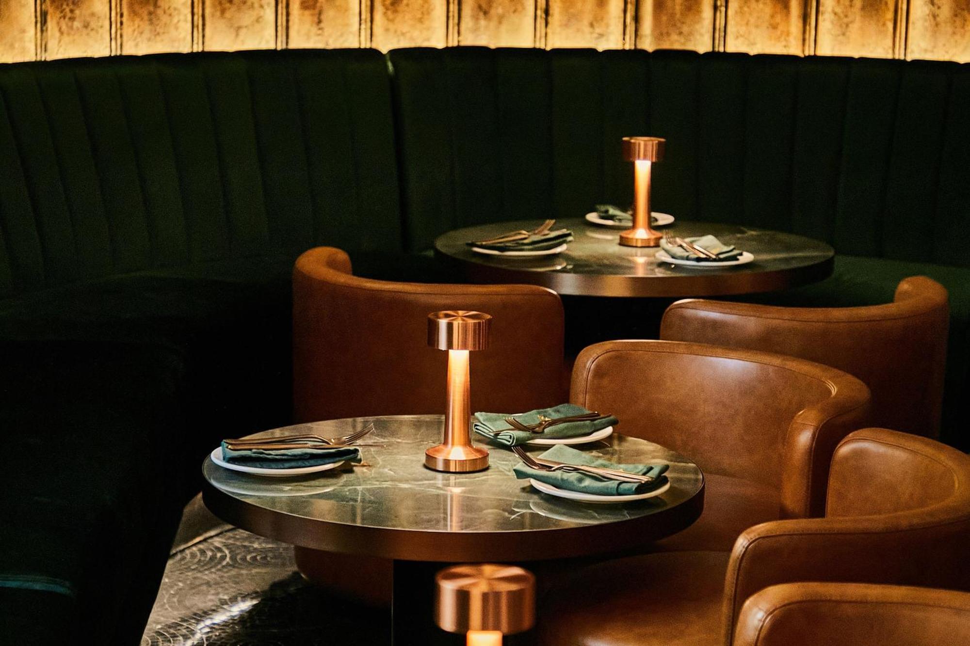 The Dubai Edition Exteriör bild Interior of the restaurant