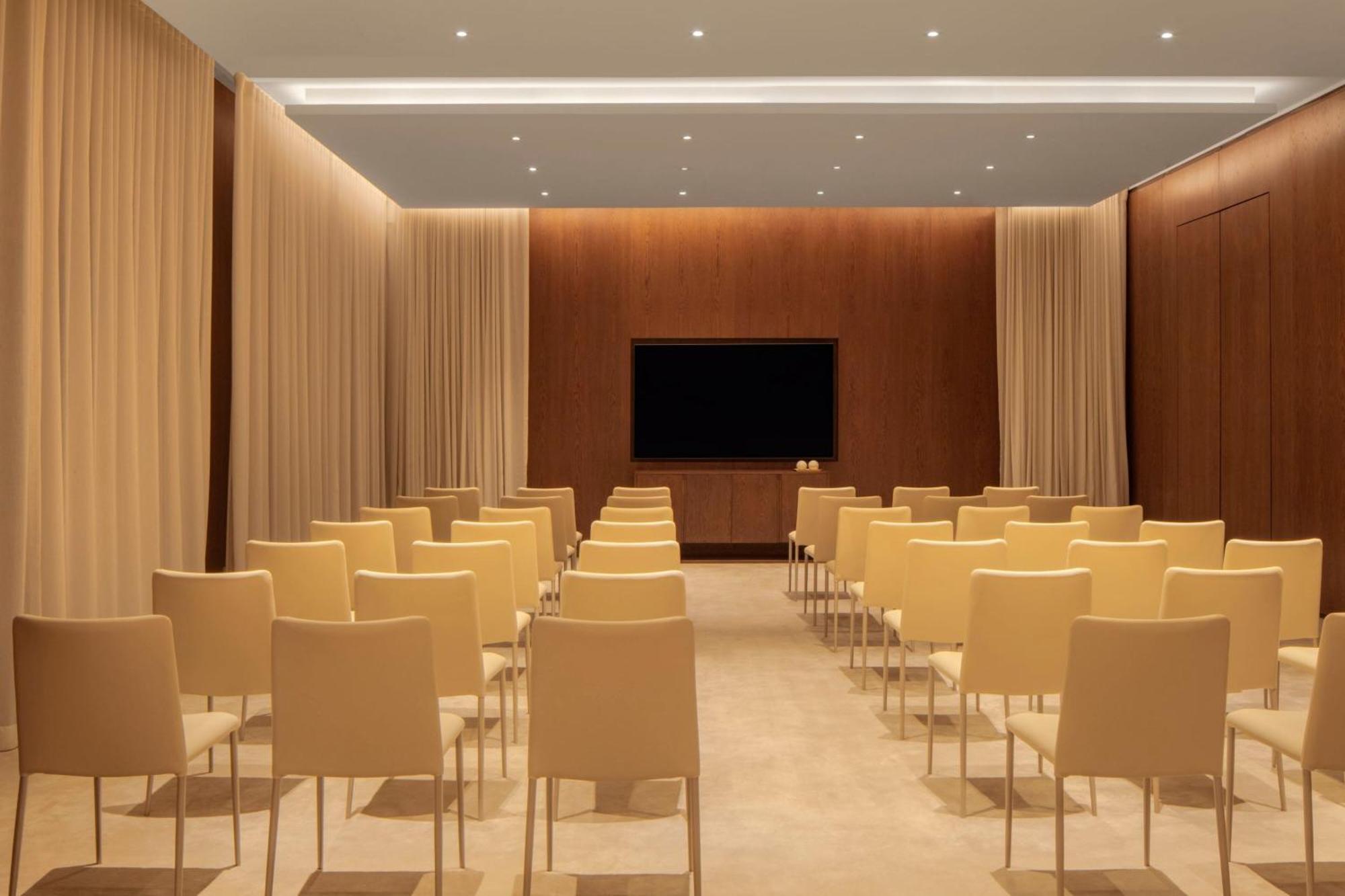 The Dubai Edition Exteriör bild The meeting room