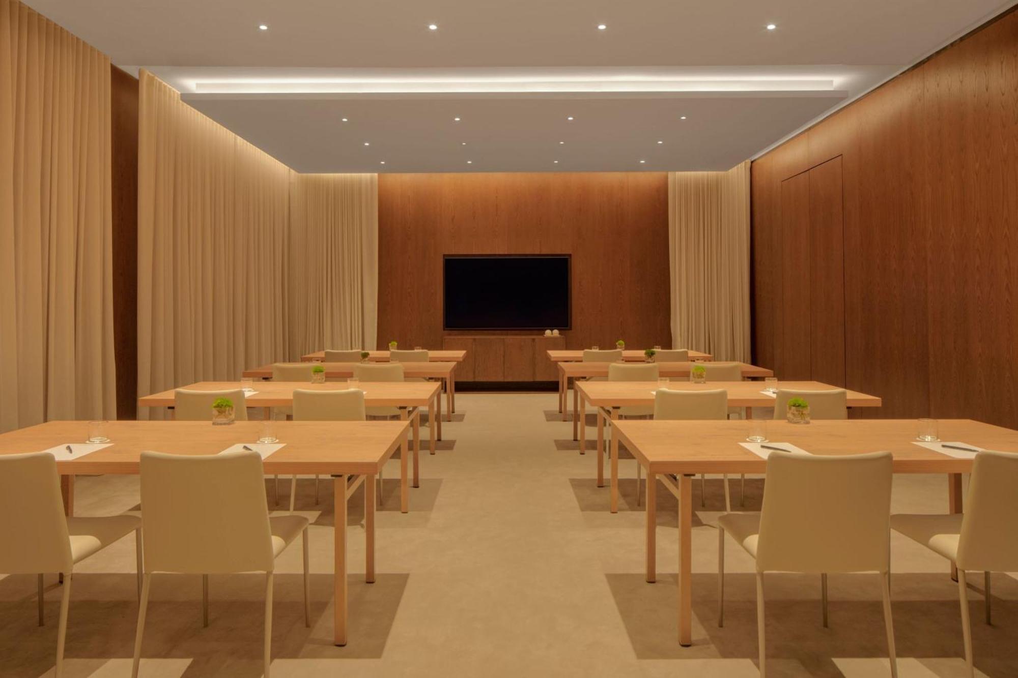 The Dubai Edition Exteriör bild A meeting room