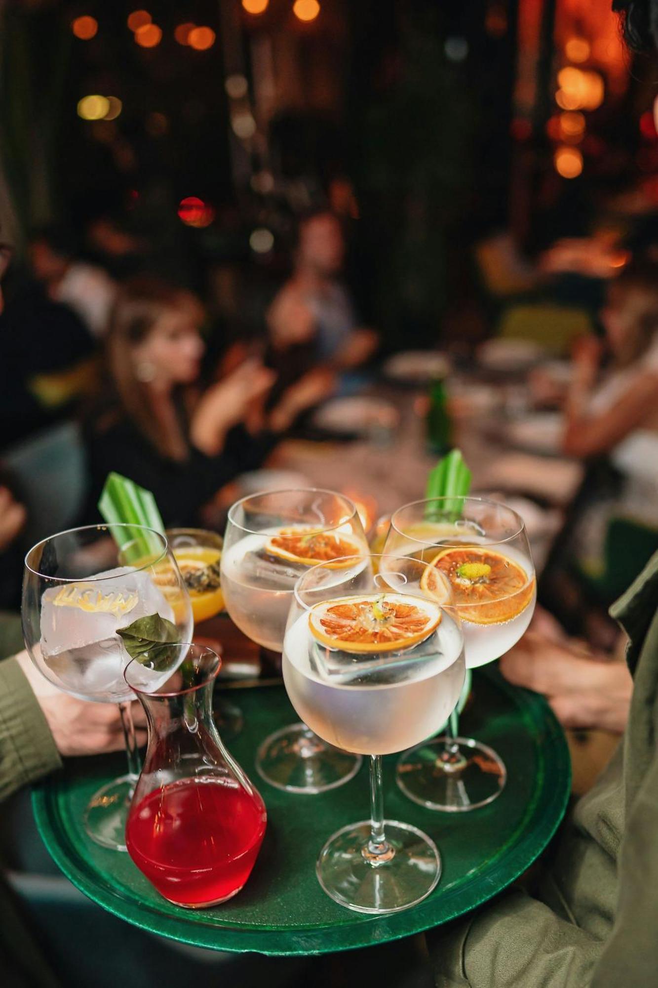 The Dubai Edition Exteriör bild Gin and tonic