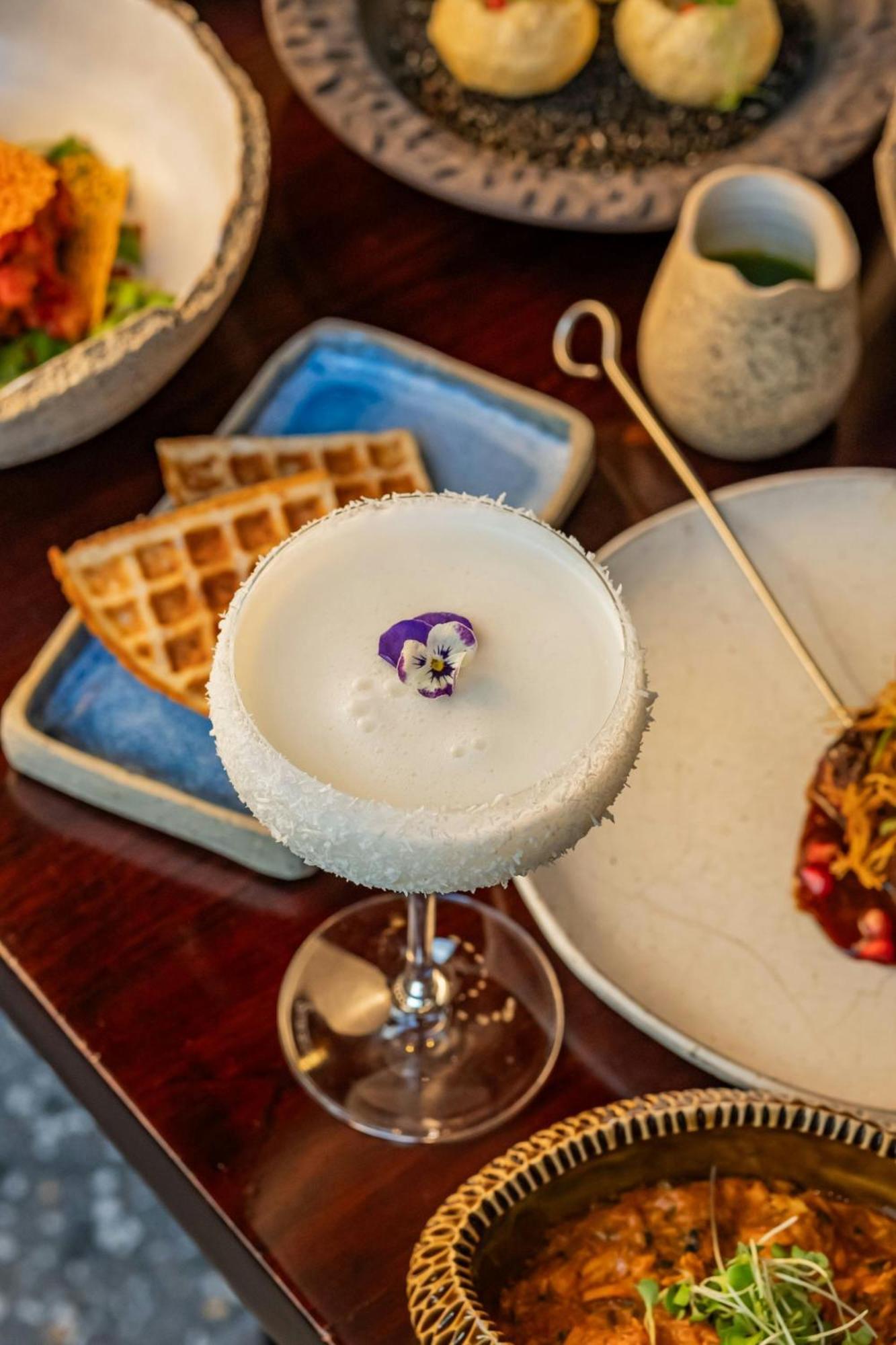 The Dubai Edition Exteriör bild A cocktail at the restaurant